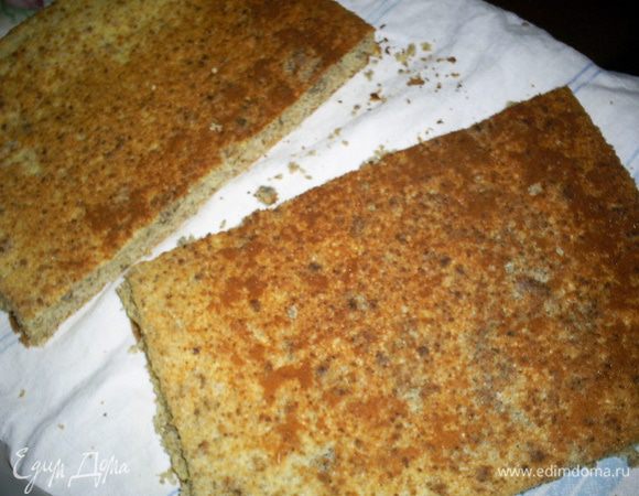 Выпекаем в разогретой до 190-200 градусов духовке примерно 35 минут. Готовность проверяем спичкой или зубочисткой. Из готового бисквита они выходят сухими. Остывший бисквит разрезаем напополам, а каждую половину разрезаем поперек на два пласта. Делать это нужно очень ножом, так как бисквит очень нежный и воздушный и может крошиться.