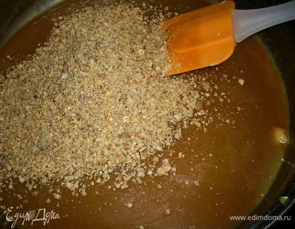 Затем добавляем в карамель молотый миндаль, перемешиваем и оставляем остывать при комнатной температуре.