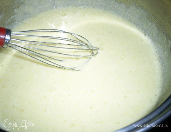 Яйцо растираем с сахаром и ванилином до побеления. Вливаем молоко, можно холодное, перемешиваем до однородности и отправляем на медленный огонь