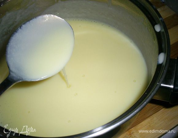 Варим, постоянно помешивая до загустения, как только масса закипит (появятся первые пузырьки), снимаем с огня и помешиваем еще пару минут, чтоб масса не свернулась. 