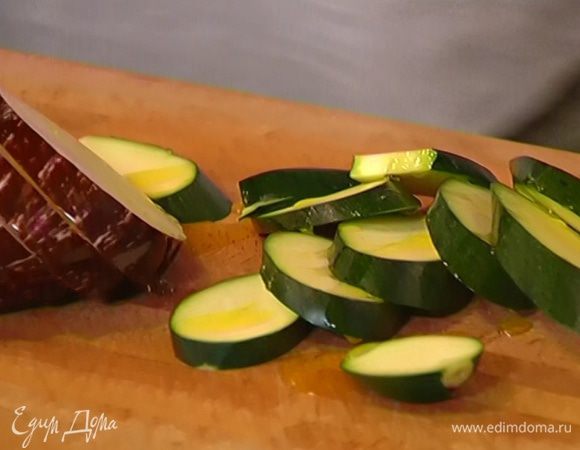 Баклажан и цукини нарезать наискосок толстыми кружками, сбрызнуть оливковым маслом.