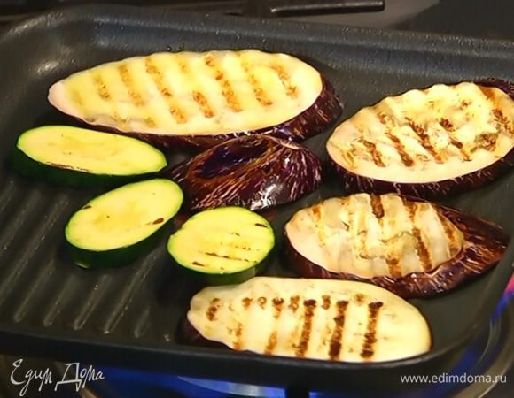 Разогреть сковороду-гриль и обжарить овощи с двух сторон до золотистого цвета.