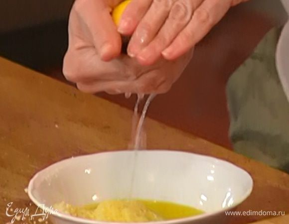 Из половинки лимона выжать сок.