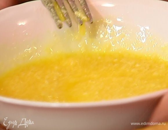 Приготовить заправку: натертый сыр соединить с оливковым маслом, лимонным соком и щепоткой соли, все перемешать, добавить измельченный базилик, еще раз перемешать.