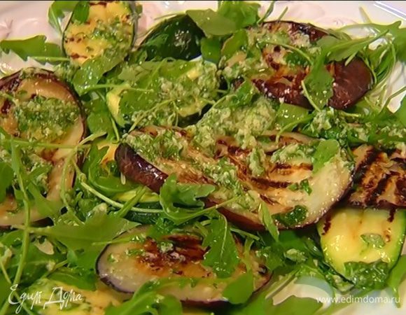 Обжаренные овощи горячими переложить на тарелку, полить частью заправки, выложить сверху руколу и все перемешать. Полить оставшейся заправкой.