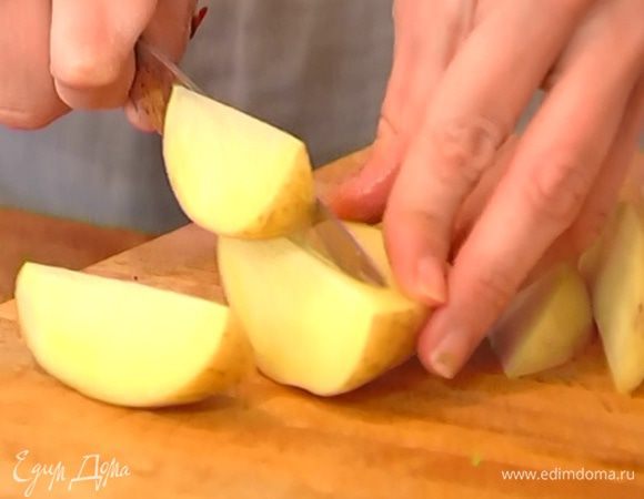 Картофель вымыть и, не очищая, нарезать дольками.