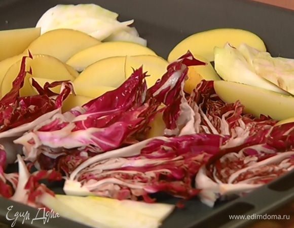 Радиккио, фенхель и картофель выложить на противень, посолить, поперчить, сбрызнуть 2 ст. ложками оливкового масла, посыпать листьями тимьяна и отправить в разогретую духовку на 10−15 минут. 