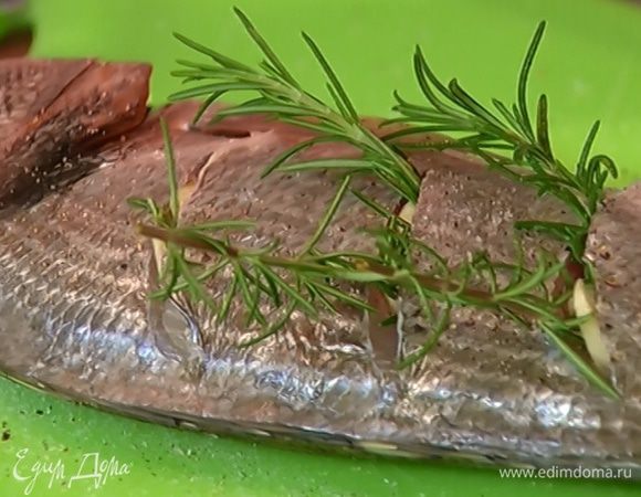 Начинить разрезы чесноком и свернутыми веточками розмарина так, чтобы кончик розмарина торчал из разреза (если веточки слишком длинные — разрезать пополам).