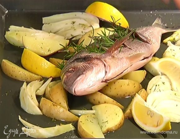 Достать противень с овощами из духовки, вынуть радиккио, на фенхель с картофелем уложить дораду, вокруг разложить дольки лимона и сбрызнуть все оставшимся оливковым маслом.