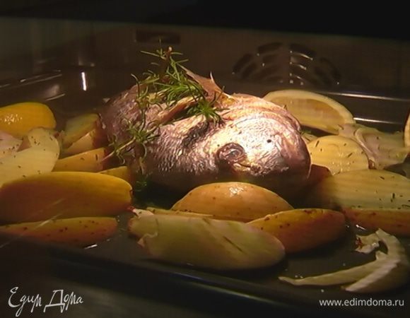 Понизить температуру в духовке до 200°С и запекать рыбу 15–18 минут.