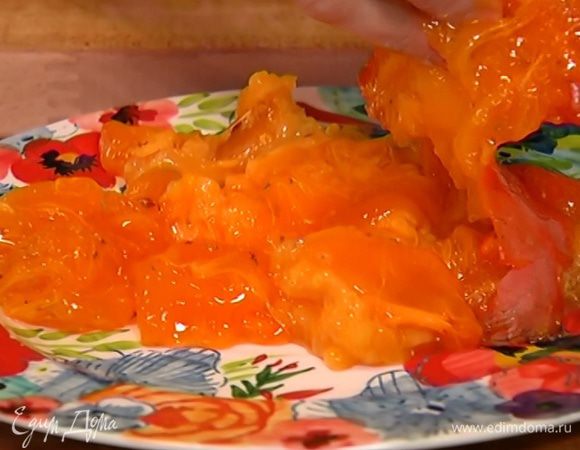 Хурму очистить от кожуры, удалить косточки, мякоть порезать небольшими кусочками.