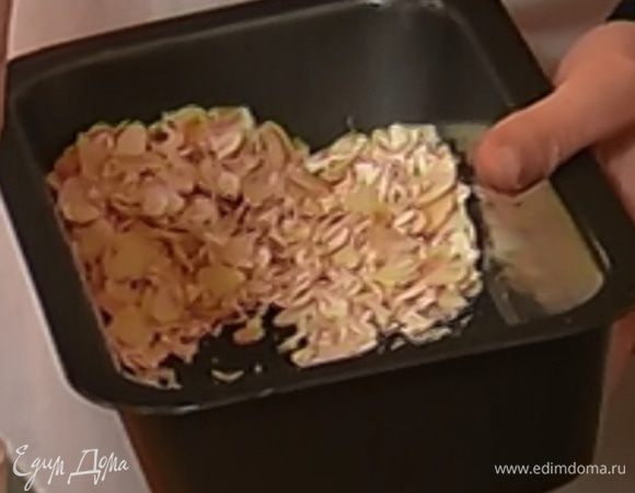 В маленькую форму для выпечки выложить геркулес и миндальные хлопья, добавить 1–1 1/2 ч. ложки сахара, соль и все перемешать. Отправить в разогретую духовку на 5 минут, затем остудить.