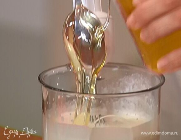 В сливки добавить 1 ч. ложку меда и взбить миксером. Когда сливки начнут густеть, добавить вторую ложку меда и взбить в густую массу.