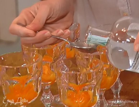 На дно 6 прозрачных бокалов выложить мякоть хурмы, влить в каждый бокал 1 ч. ложку граппы, всыпать чуть-чуть сахара, сверху выложить взбитые сливки с медом.