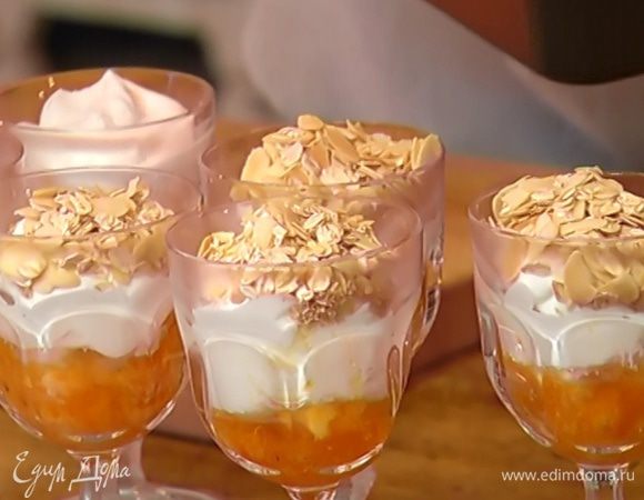 Охлажденный десерт посыпать овсяно-миндальными хлопьями.