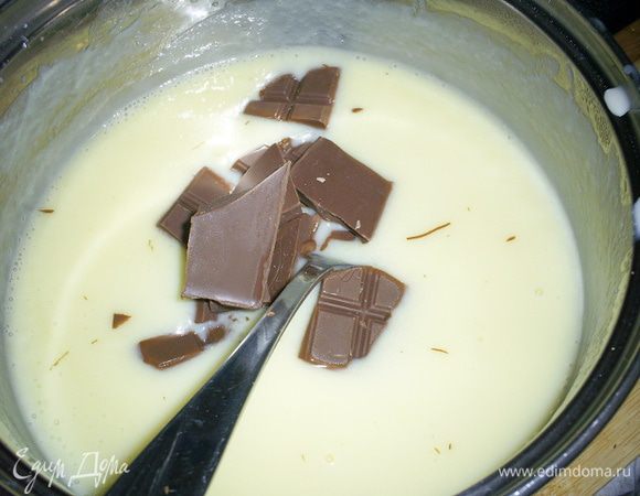 Шоколад ломаем на кусочки и отправляем в горячую смесь.