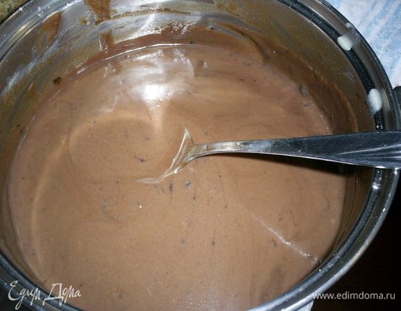 Ждем, пока шоколад расплавится и перемешиваем до однородности. Оставляем остывать до комнатной температуры, можно вынести в холодное место или поместить в кастрюлю с холодной водой.