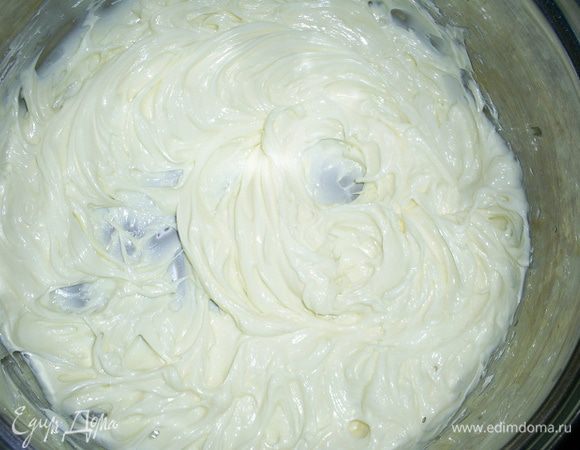 Размягченное масло комнатной температуры взбиваем миксером.