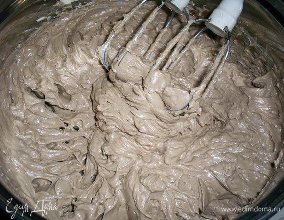 По одной столовой ложке добавляем к маслу заварную смесь и каждый раз взбиваем до однородности. В конце взбивания можно в крем добавить коньяк (по желанию).