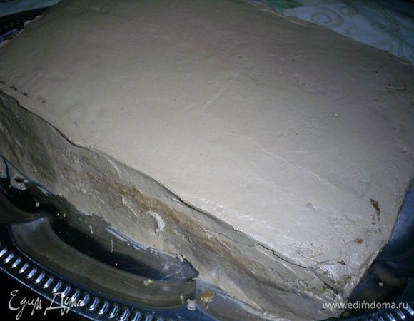 Затем кладем сверху второй пласт бисквита, срезом вниз. Его мы смазываем 1/3 частью шоколадного крема, затем повторяем слои: бисквит срезом вверх-прослойка-бисквит срезом вниз. Верх и бока торта обмазываем шоколадным кремом, выравниваем и украшаем по своему желанию. Я просто натерла сверху шоколадку. Отправляем торт в холодильник на ночь.