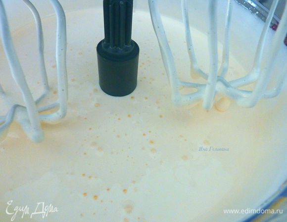 Яйца взбить с сахаром и ванилью до белой пены (минут 5).