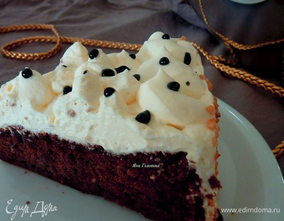 Взбить сливки с пудингом в устойчивую пену. Украсить кремом с верху или по желанию (я присыпала по краю молотым гриляжем и покапала сверху шоколад).

