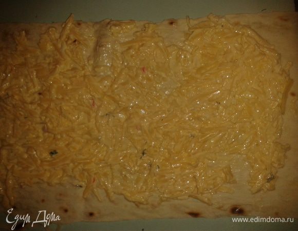 1-я начинка. Натереть на крупной терке сыр, чеснок, затем добавить майонез и намазать на на лаваш.