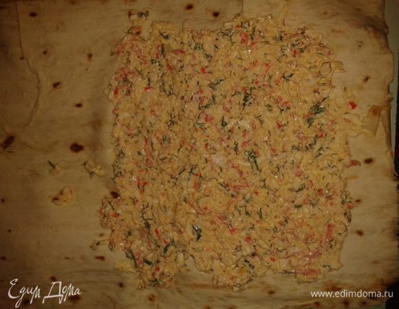 2-я начинка. Крабовые палочки, яйца, лук, красный перец - через крупную терку, добавить мелко нарезанную зелень, майонез и размазать начинку на лаваше.