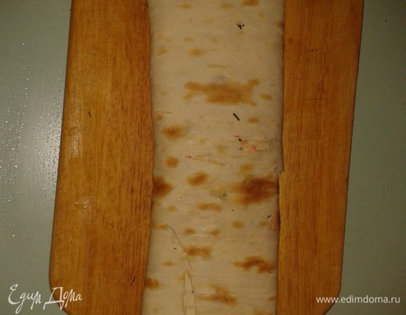 Завернуть лаваш в виде трубочки.