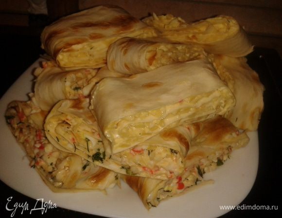 Можно сделать начинку: колбаса, сыр, красный перец - через крупную терку, добавить зелень и майонез.