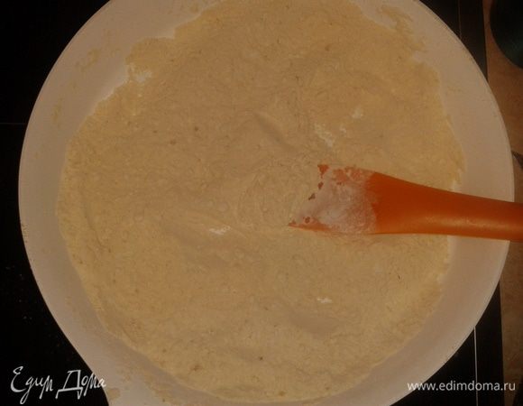 Муку обжарить на сухой сковороде  до золотистого цвета, постоянно помешивая.