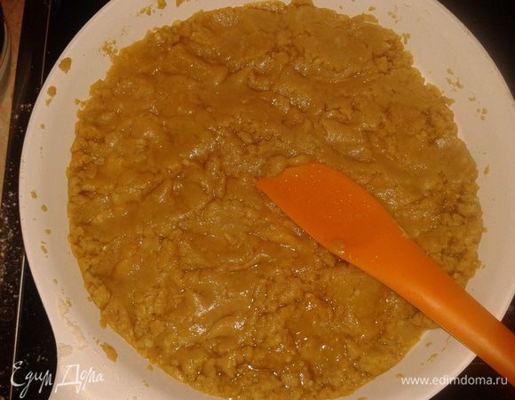Затем добавить топленное масло и мед, мешать 30 мин. (на медленном огне).