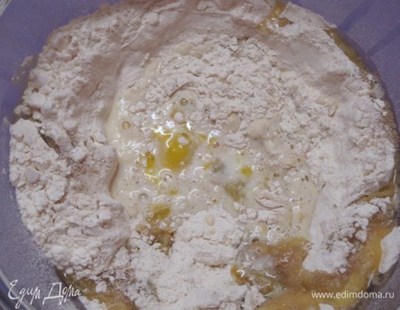 Влить молоко.