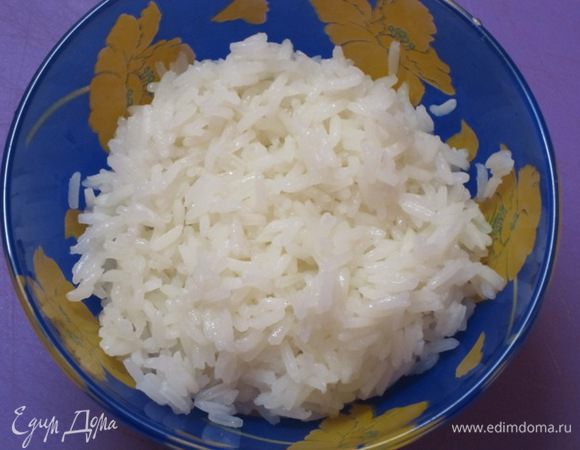 Займемся начинкой. Отварить рис в кипящей подсоленной воде, откинуть на сито.