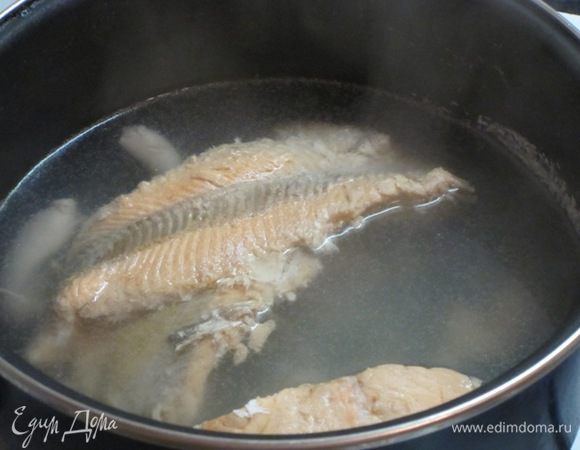 Отварить филе семги.