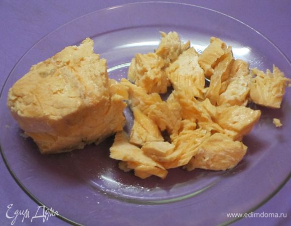 Вынуть рыбу, разобрать на кусочки.