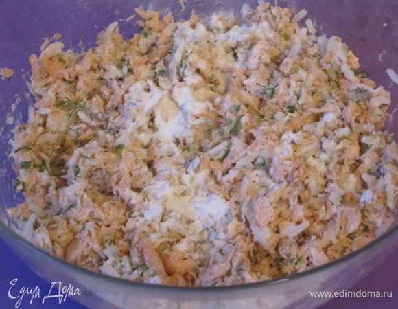 Всыпать крахмал, посолить, поперчить.