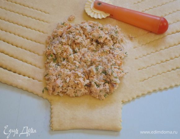 На середину выложить начинку.