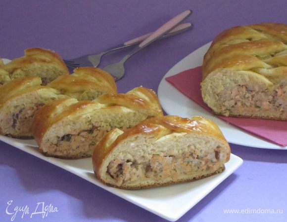 Достать из духовки, смазать сливочным маслом. Накрыть бумажным полотенцем. Слегка остудить. Нарезать на кусочки.