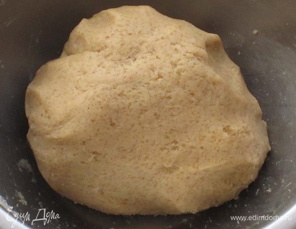 Просеять муку с разрыхлителем и щепоткой соли. Добавить сливочное масло, тростниковый сахар, яйцо и специи. Замесить тесто, сформировать шар, завернуть в пищевую плёнку и отправить в холодильник на 3 часа.