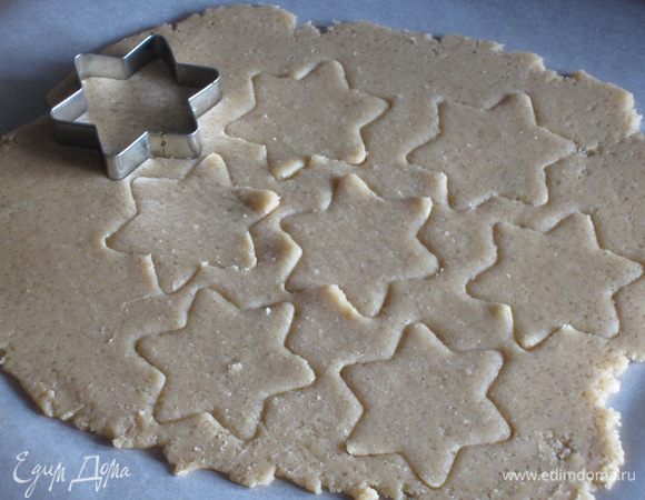 Раскатать тесто толщиной в 0.3 см и с помощью формочек вырезать печенье. Выложить печенье на противень с пергаментом и выпекать в разогретой до 180 °С духовке 12 минут. Печенье остудить.