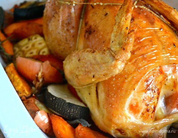 Готовое блюдо достать из духовки, накрыть цыпленка пищевой фольгой и оставить на 30 минут. 