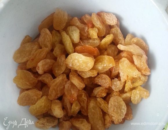 Изюм был не сухой, поэтому замачивать я не стала, просто промыла и оставила просушиться.