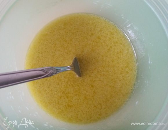 Смешать оливковое масло, молоко и яйцо...