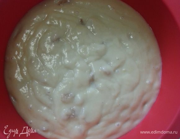 Вылить жидкие ингредиенты в сухие, добавить изюм и цедру (в моем случае - с 2 -х средних лимонов), перемешать тесто лопаткой и вылить в форму. Можно хорошо перемешать миксером, тогда он будет более воздушным и сухим. Ставим в заранее разогретую до 200 С духовку на 1 час (я ориентируюсь по корочке - она не должна быть очень румяной).