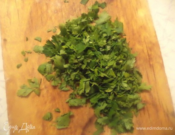 С белого хлеба срезать корку. Мякиш нарезать кубиками 1х1 см.
Бекон нарезать маленькими кубиками.
Петрушку порубить.