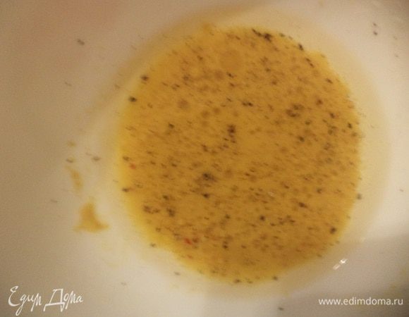 Для заправки соединить бальзамический уксус, 2 ст. л. растительного масла и горчицу, посолить, поперчить. Перемешать.