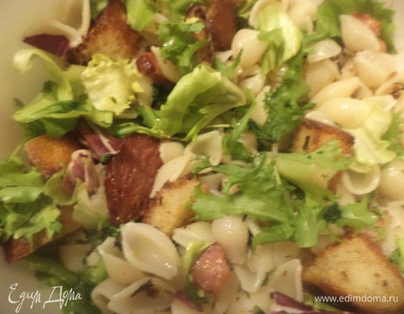Макароны, обжаренные колбасу и бекон, крутоны выложить в салатник, полить заправкой, перемешать. Посыпать салат руколой. Угощайтесь!!!