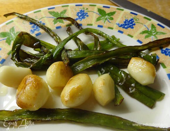 Наливаем оливковое масло (используйте самое лучшее, которое у вас есть) на сковородку и НЕДОЛГО обжариваем:
- порезанный вдоль перец и очищенные зубчики чеснока 

*** У меня в этот раз зеленый перец, но обычно готовлю с красным. Красивее так получается.