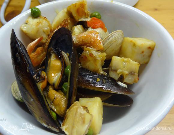 - филе рыбы кусочками (1-2-3 разновидностей рыбы) и морепродукты (пожарили и убрали со сковороды). Масло НЕ МЕНЯТЬ, оно должно набраться запаха и вкуса от всех продуктов.
Половину рыбы и морепродуктов отложить отдельно для украшения паэльи.